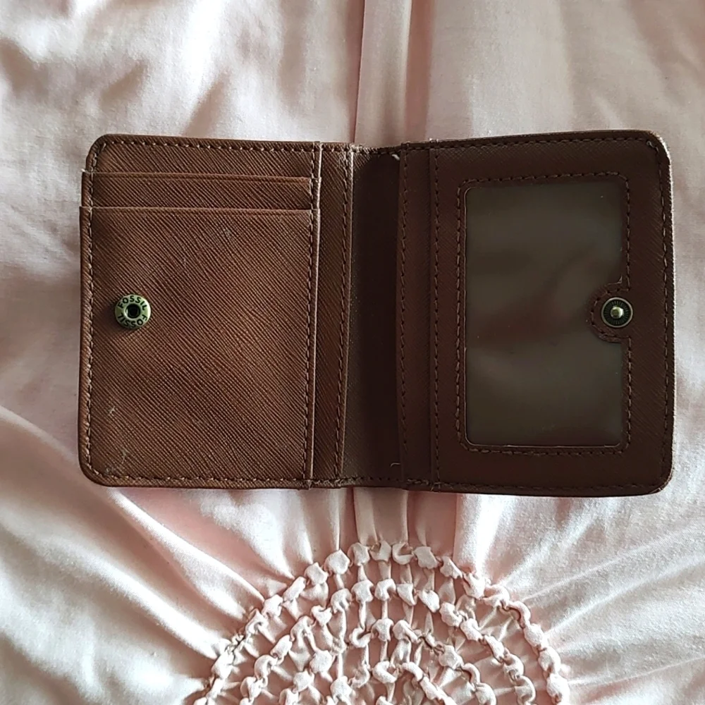FOSSIL BROWN LEATHER WALLET.